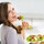 Frau | isst Salat