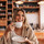 Frau trinkt Kaffee